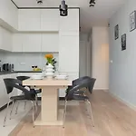 Mokotow Two-bedroom By Renters * Varsó