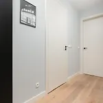 Mokotow Two-bedroom By Renters شقة
