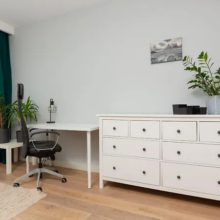 Mokotow Two-bedroom By Renters شقة