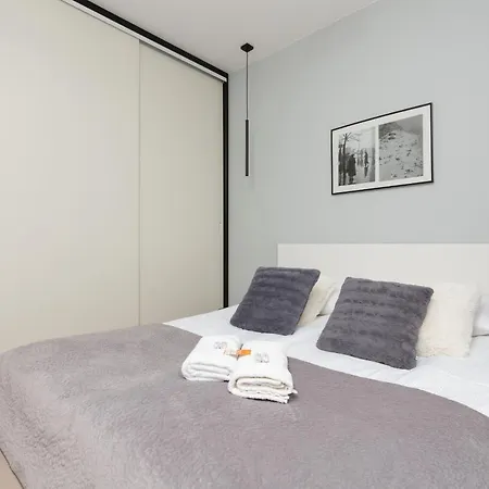 Mokotow Two-bedroom By Renters شقة